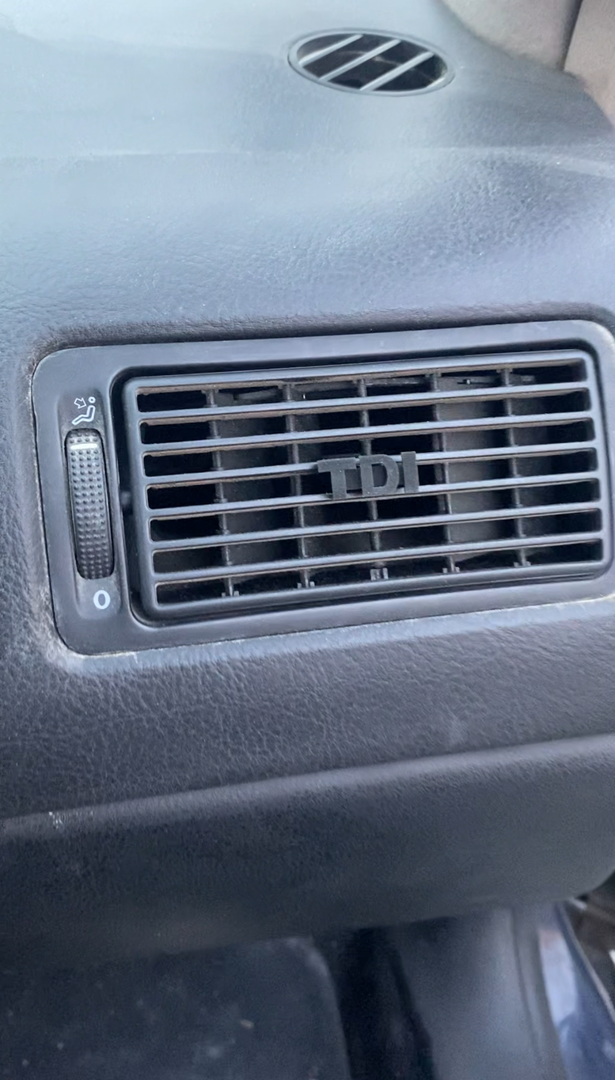 Volkswagen Golf 4 ventilation clips TDI logo