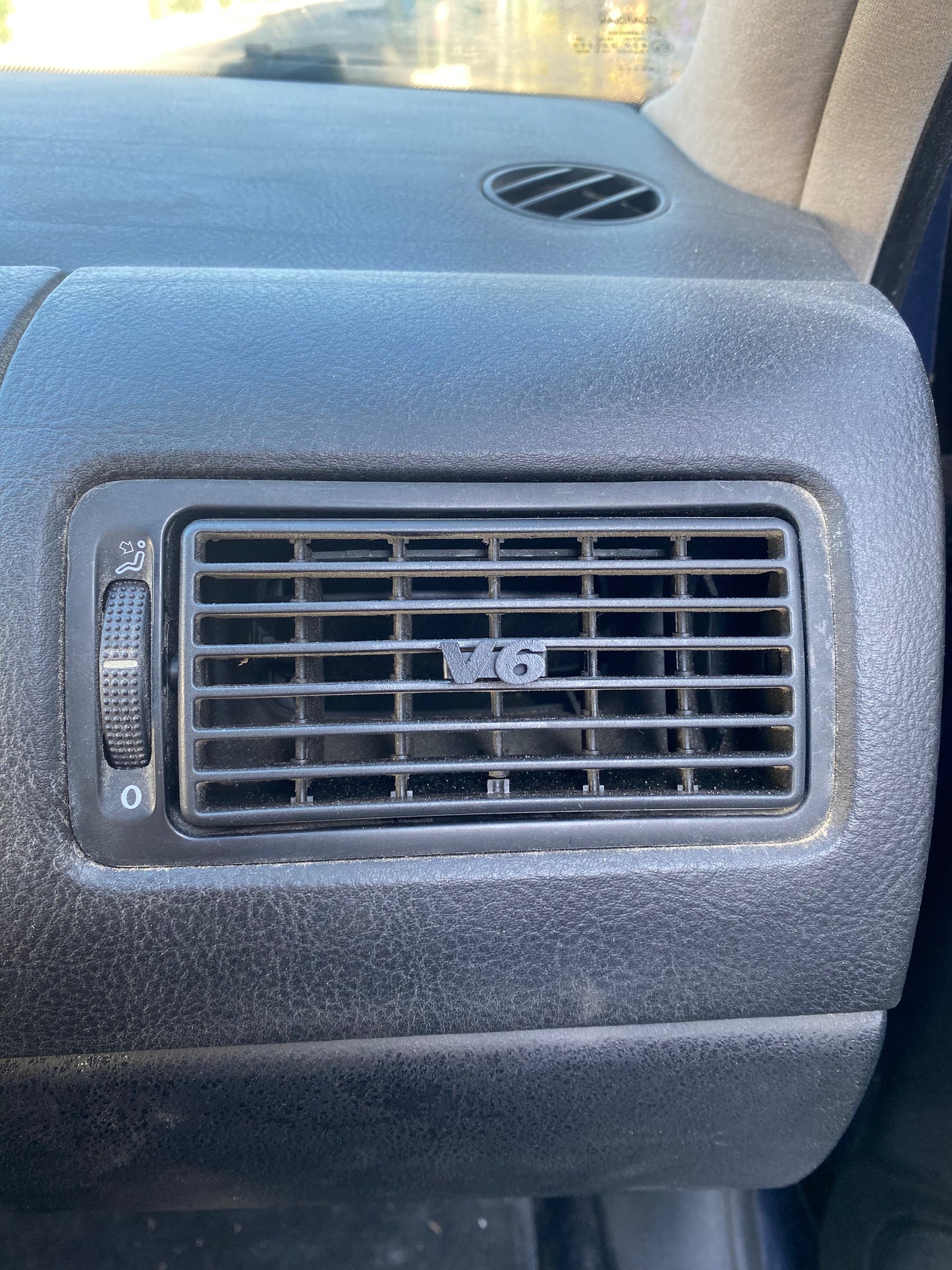 Volkswagen Golf 4 ventilation clips V6 logo